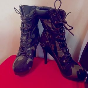 Size 11 Camouflage wood finished heeled boots Color: Green